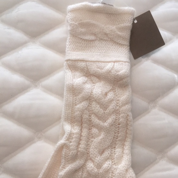 100% cashmere gloves (scarf and beanie listed separately) - Picture 3 of 3